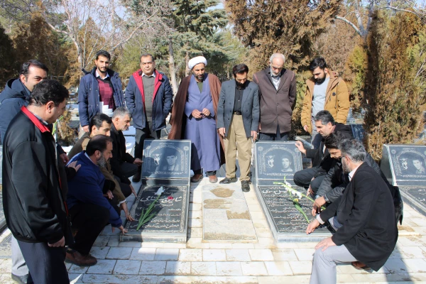 حضور همکاران در مراسم غبار روبی و زیارت قبور مطهر شهدا 2