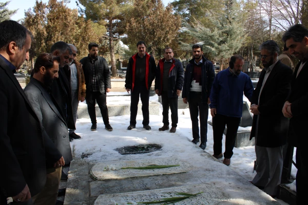 حضور همکاران در مراسم عطر افشانی  و زیارت قبور مطهر شهدا 2