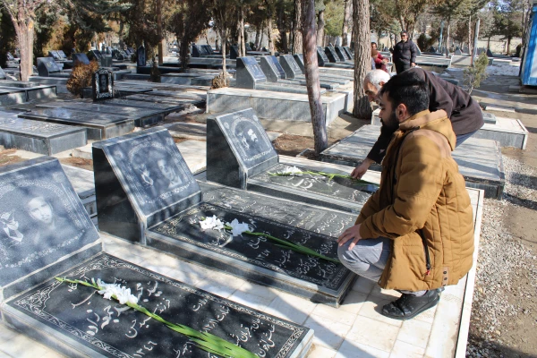 حضور همکاران در مراسم عطر افشانی  و زیارت قبور مطهر شهدا 3