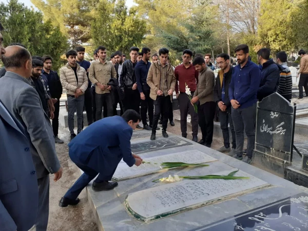 برگزاری اردوی زیارتی در گلزار شهدای شهرستان الیگودرز (ضیافت شهدا)
 2