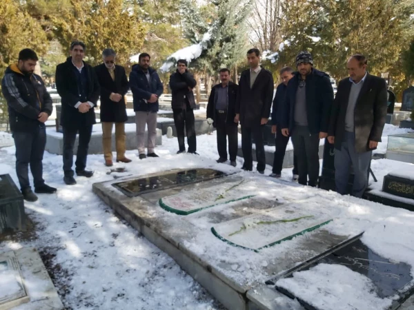 غبار روبی و عطر افشانی قبور مطهر شهدا 2