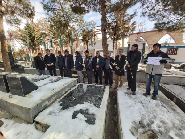 غبار روبی و عطر افشانی قبور مطهر شهدا 3