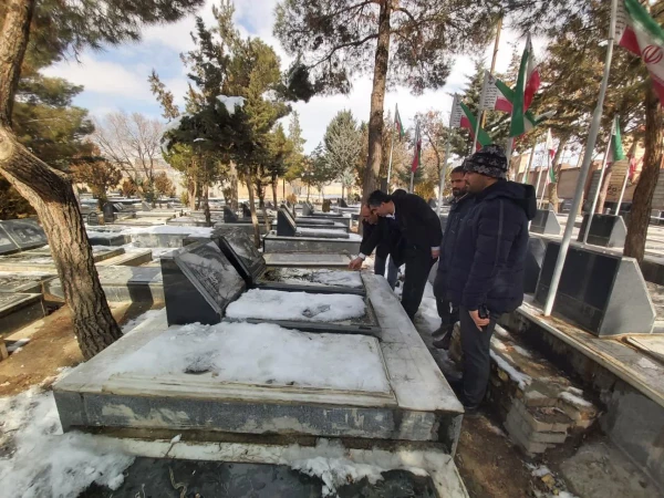 غبار روبی و عطر افشانی قبور مطهر شهدا 4