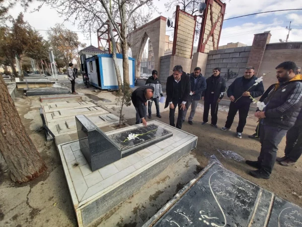 غبار روبی و عطر افشانی قبور مطهر شهدا 5