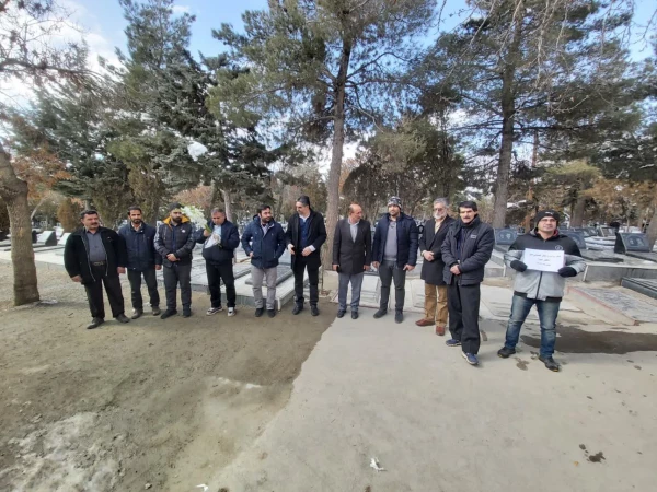 غبار روبی و عطر افشانی قبور مطهر شهدا 6